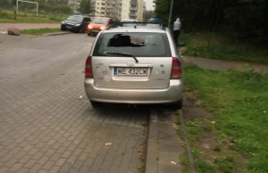 Zniszczone samochody w Gdańsku na osiedlu Morena