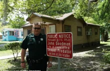 Znaki ostrzegające przed domami pedofili i gwałcicieli - Floryda, USA.