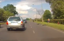 Wypadek na Krzywoustego. Rowerzyści przechodzili przez sześciopasmową...