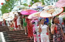 Wrzawa w USA - licealistka przyszła na bal w chińskiej sukni