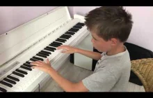 Niewidomy 13-latek gra Wonderland na pianinie