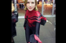 Spidermanki - w obcisłych kostiumach rzecz jasna.