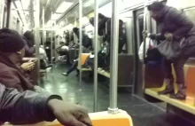 Szczur dołącza do osób dojeżdżających do pracy w metrze Nowojorskim