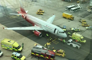Samolot przejechał pracownika obsługi na lotnisku Gatwick