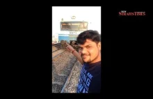 Dzban robi sobie selfie z pociągiem