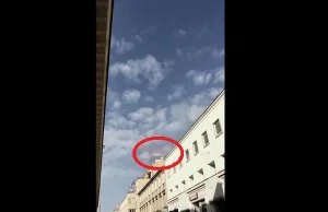 Huk, czerwona łuna i rozbłysk. Niepokojące zjawisko nad Warszawą. "UFO?"...