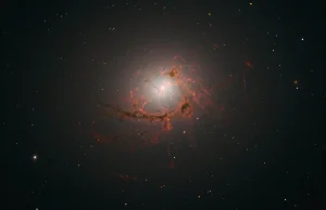 Ta galaktyka jest niszczona przez własną supermasywną czarną dziurę