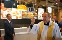 Po co "święcić" McDonalda? Episkopat: "To chroni od złych rzeczywistości...