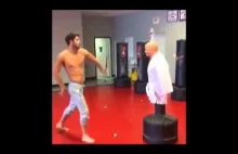 Mistrz karate pokazuje klase