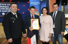 Komendant główny PSP nagrodził 12-latka z Dąbrowy za uratowanie życia