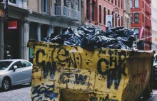 Poznań: Tragiczna śmierć bezdomnego. Zmiażdżyła go prasa śmieciarki.