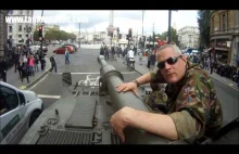 Jazda czołgiem po zatłoczonych londyńskich ulicach.