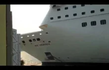 Statek wycieczkowy uderza w molo na Roatán