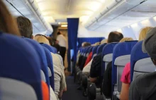 Pasażer próbował otworzyć drzwi samolotu, bo 'myślał, że to toaleta'