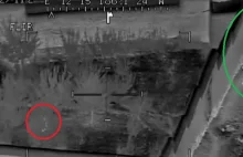 Pilot śmigłowca Apache pomaga żołnierzom na ziemi trafić granatem w taliba