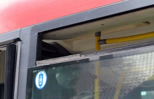 W starym autobusie okno spadło na dziecko. Tabor MPK niebezpieczny dla zdrowia