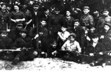 Jarmułki z głów przed polskimi ofiarami Żydów w Nalibokach.