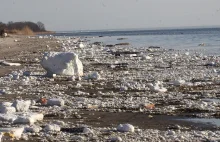 Styropian jak śnieg na plaży