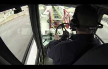Przejazd wozu strażackiego, którego tylną osią steruje inna osoba niż kierowca.