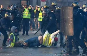 Francuska policja strzela do demonstrantów. "TVN24 i GW już to...