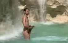 Hiszpański turysta wykąpał się nago w słynnej fontannie di Trevi [WIDEO]