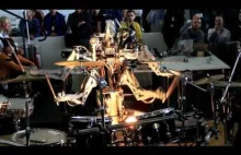 Czteroręki robot gra na perkusji