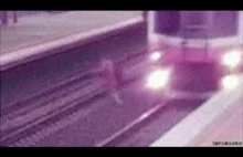 Mężczyzna w ostatniej chwili ucieka spod nadjeżdżającego pociągu