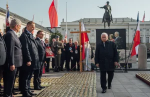 NYT: "Po szokującej śmierci prezydenta, podejrzliwy bliźniak przekształca naród"