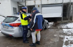 Po pijanemu nie zmieścił się w bramie. Na widok policji narobił w spodnie...