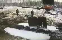 Rosja. Pracownik budowlany zostaje uderzony dużym kawałkiem metalu...