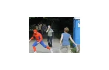 Spider-man w Warszawie uciekał przed policją [wideo