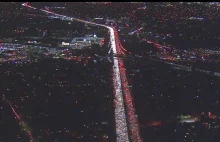 Niezwykły widok! Gigantyczny biało-czerwony korek samochodowy w Los Angeles.