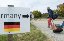 Uchodźcy, którzy przybyli do Niemiec, na wakacje wracają do swoich krajów,...
