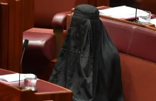 Australia: Przyszła do parlamentu w burce. Bo chce zakazu ich noszenia.
