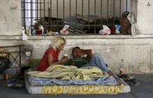 Problem bezdomności w Grecji na zdjęciach Yannisa Behrakisa