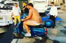Balotelli zapłacił przypadkowej osobie za wjazd skuterem do morza [video]