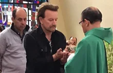 Zwykła parafia w Kolumbii, niedzielna msza święta. A tu wchodzi Bono z U2