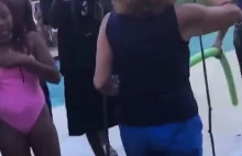 Biała kobieta wbija na "zabawę" do czarnych i zostaje wrzucona do basenu