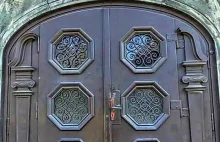 Drzwi ze szkoły pisarza Janoscha "przeżyły" dwie wojny, ale nie gminny remont