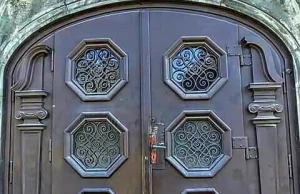 Drzwi ze szkoły pisarza Janoscha "przeżyły" dwie wojny, ale nie gminny remont