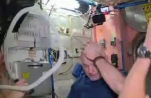 Wielkie strzyżenie na ISS; Amerykanie przegrali zakład i stracili włosy