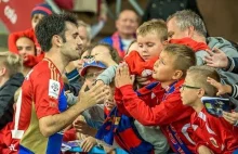 Piłkarz Piasta Gliwice odwiedza młodego kibica który prosił go o koszulkę.