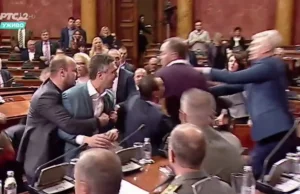 Bójka w serbskim parlamencie. Poszło o ustawę...