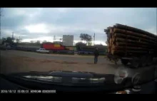 Przytomny kierowca wysiadł z auta i zatrzymał toczącą się ciężarówkę z drewnem