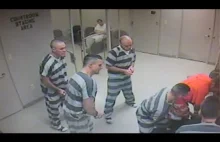Więźniowie uciekli z celi by uratować umierającego strażnika