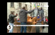 Ukraina: protestujący chcieli staranować koparką milicję. Inni ich powstrzymali