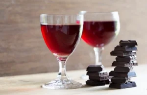 Czerwone wino i gorzka czekolada naprawdę mają pozytywny wpływ na nasze...