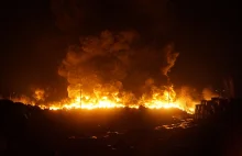 Kilkudziesięciu strażaków walczy z dużym pożarem składu opon.