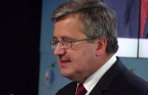 Bronisław Komorowski wydaje rozkazy prezydentowi Dudzie