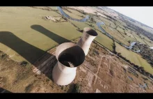 Przelot dronem po wnętrzach kominów opuszczonej elektrowni